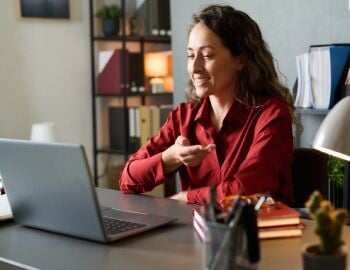 Frau mit Laptop im Homeoffice